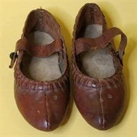 brune læder børnesko med rem og knap gamle lædersko